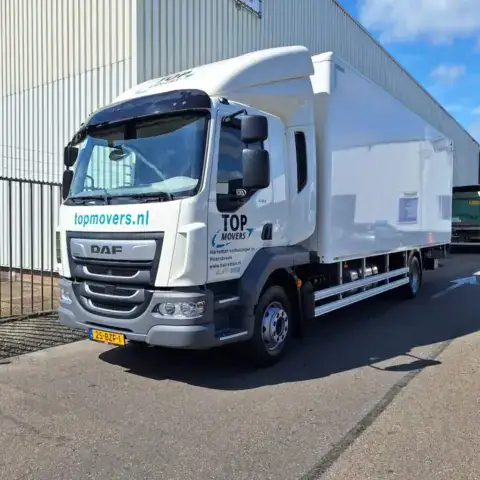 Afgeleverde truck DAF LF 210 FA voor Harreman Verhuizingen B.V.